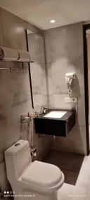 Hotel Le Lotus Grand Varanasi - Bathroom