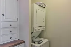 7th-floor Omaha Condo w/ Balcony & Park Views - Intérieur