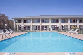 Days Inn by Wyndham Spartanburg Waccamaw - Pool