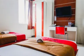 RedDoorz Plus at Grand City Inn Makassar - Værelse