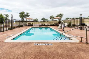 Days Inn & Suites by Wyndham Mineral Wells - Piscine