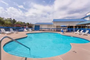 Howard Johnson by Wyndham Commerce GA - Piscine