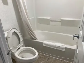 Woodward Inn & Suites - Badezimmer