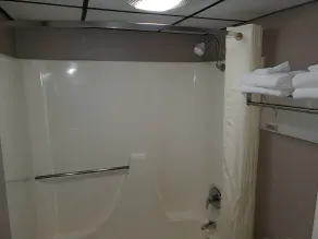 Spencer Inn & Suites - Badezimmer