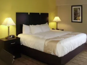 Quality Inn & Suites Pittsburgh Harmarville - Chambre