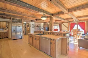 Timeless Red Sox Retreat w/ Scenic Mountain Views! - Interiör