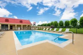 Red Roof Inn Staunton - Piscina