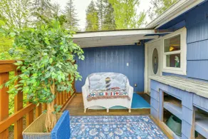 10 Mi to South Beach & Newport: Home w/ Deck! - Interior