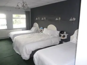 5 Corners Guest Inn - Room