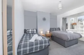 Charming 3-Bedroom Wolverhampton Home with Private Hot Tub - Zimmer