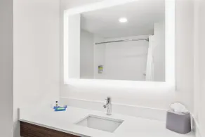 Holiday Inn Express Hotel & Suites Palm Bay by IHG - Salle de bain