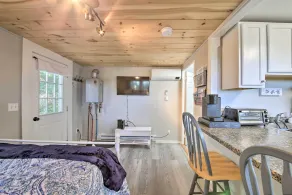 Lush Edgecomb Studio Cottage with Fire Table! - Værelse