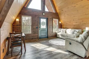 Hot Tub, Fire Pit, On-site Pond: Cozy Kenton Cabin - Interiör