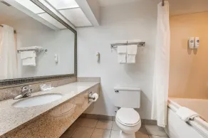Quality Inn & Suites Near Amish Country - Baño