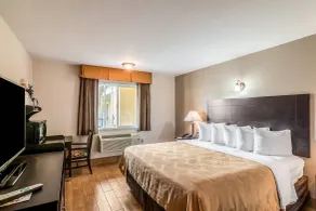 Quality Inn & Suites near Downtown Bakersfield - Chambre