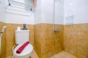 New Room Studio at Green Pramuka City Apartment By Travelio - Baño