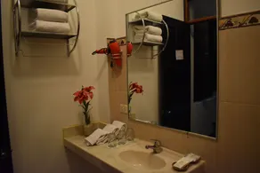Colonial Plaza Hotel - Bathroom