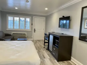Aura Inn Monterey - Rum