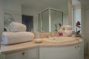 Provencal villa in Bonnieux - Image 3