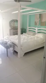 Hermosa Casa con Piscina Cerca de la Playa Caleta - Image 4