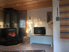 Cozy cabin with fireplace & lake view - Image 3