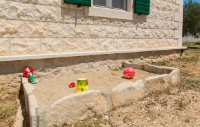Maison confortable à Pucisca avec piscine privée, utilisable à l'intérieur. - Image 3