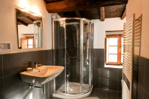 Splendida villa sulla collina a Barga, in Toscana, con piscina privata e viste spettacolari - Image 2