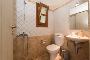 A beautiful furnished villa, located in a peaceful area only 600m from the sea - Image 5