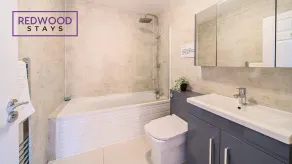 Newly Refurbished Spacious Serviced Apartment for Contractors and Families, Free WiFi & Netflix By Redwood Stays - Image 3