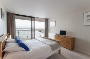 Tides - The LARGEST 2 Bed luxury Apartment within Horizon View! - Image 4
