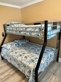 Centralized Family Friendly Home, minutes from all attractions! - Image 5