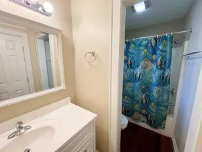 Cette confortable maison de floorplan inverse est décoré avec goût et bien aménagées. - Image 4