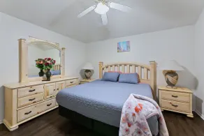 Cheerful 3-bedroom with fenced backyard. - Image 5