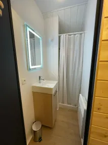 Chalet 9 Personnes, Près des Pistes, Accès Piscine, Wifi et Netflix Inclus - Image 3
