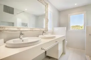 Beautiful beachfront private villa with swimming pool in Cala d'Or - Image 2