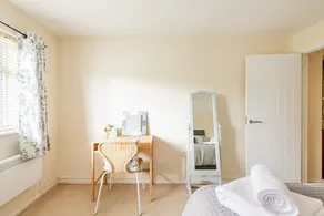 Lovely Town Centre 1 Bed Nr Country & River Walks - Image 5