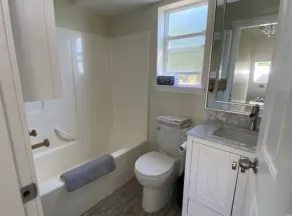 Cozy and Private West Coast Home - Image 3