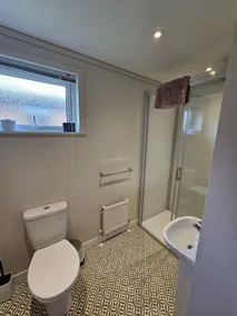 Lodge-Ensuite mit Dusche-Blick auf die Landschaft-Owl Dog Friendly - Image 2