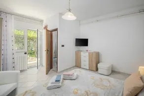 The freshness of cool air, the beauty of tended garden, vicinity of the beaches, privacy, peace and quiet are the main advantages of this adorable apartment! - Image 5