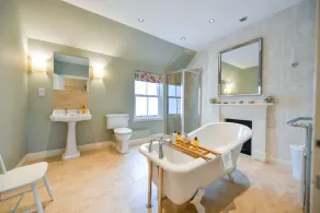 4* Coastal Estate Farmhouse Close to Pretty Beach. Wonderful Coastal Paths & Woodland Walks - Image 2
