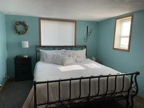 Charming house walking distance to restaurants -1.7 miles to beach! - Image 5