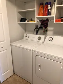4 BR, 2 salles de bain près de tout! 1/2 mile au centre 8/10 à la plage - Image 3