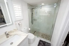 Lovely 2-bedroom loft with hot tub. - Image 5