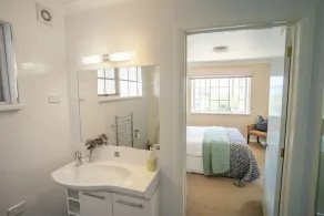 Ellavista LUXE beachside home with ocean views and WIFI - Image 4