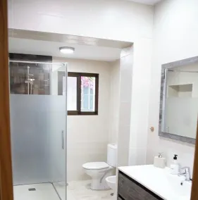 Belle Villa rénovée avec piscine privée  sur un terrain de 1000 m² ,très calme. - Image 3