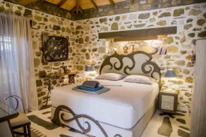 Artemis Goddess Nest - Aquatic Getaway - Image 4