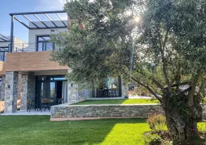 Apartamento vacacional apropiado para familias con terraza y jardín | Vistas al jardín - Image 3
