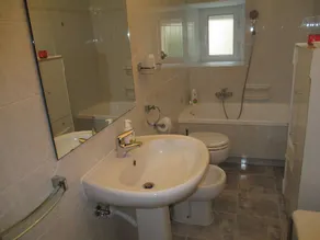 Bymidte - Roligt boligområde - Privat parkeringsaftale - Image 2