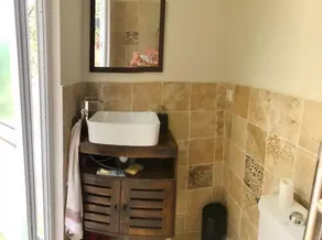 Independent, cosy room with pool access - Image 2