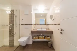 Exclusivo apartamento com vista para o mar e varanda, Wi-Fi, apenas 100 metros da praia - Image 4